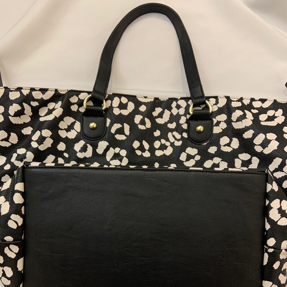 Betsey Johnson Print Purse Black & White - Picture 4 of 6